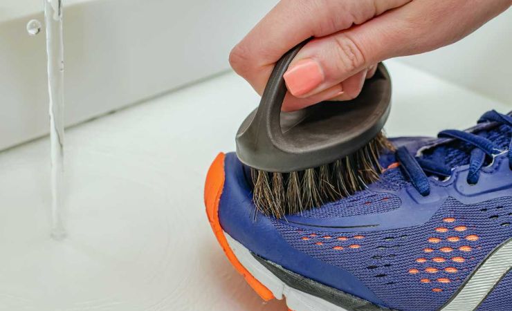 Gli step per pulire le scarpe con rimedi naturali