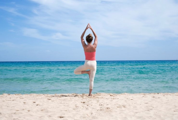 Yoga sulla spiaggia