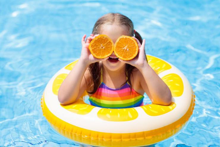 La scelta perfetta per i bambini al mare tra ciambella e braccioli