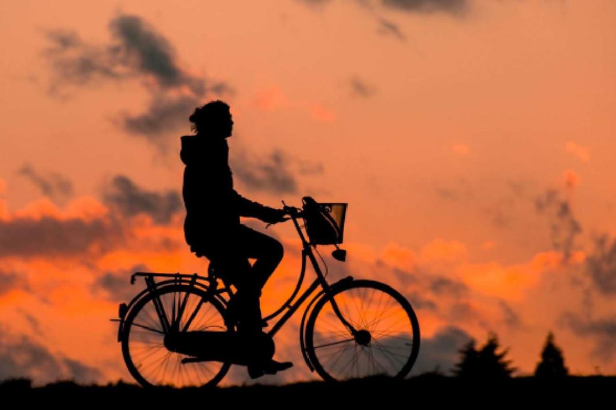 storia della prima donna ad aver girato il mondo in bicicletta